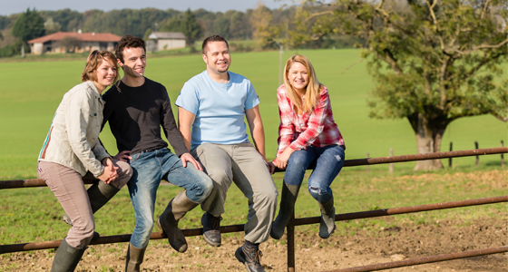 Groupe de jeunes assis dans l'herbe